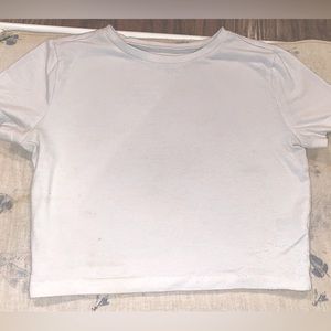 This is a nice comfortable crop top, color is white Brand is from wild fable